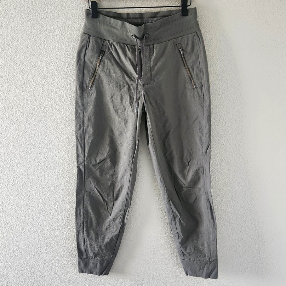 Athleta Trekkie North Jogger Pants Size 4 Green Hiking Travel Casual Camping